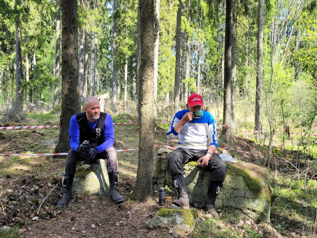 Pinnen och Bengt-Göte njuter av en fika efter ett provåk i sektionerna.
